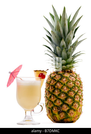 Cocktail Pina Colada isolé sur blanc. Banque D'Images