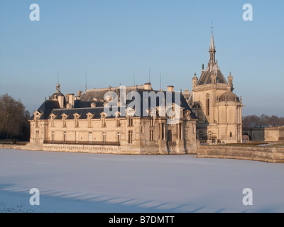 Vue de l'ensemble du canal gelé de Chantilly château de Cantilly, France en hiver neige sur janvier 2009. Banque D'Images