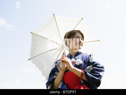 Femme vêtue Yukata holding parasol Banque D'Images