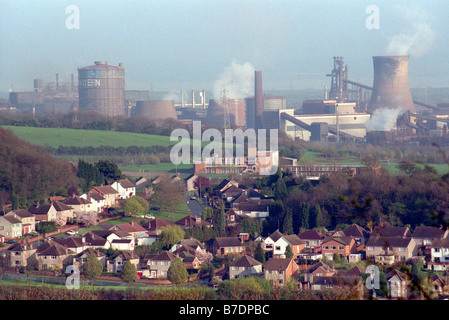 Vue sur la banlieue de Newport Ringland à vers Llanwern steelworks South Wales UK Banque D'Images