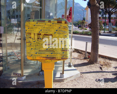 La Poste française jaune - Post box Banque D'Images