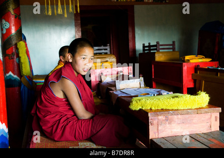 Les moines bouddhistes lire du saint siège livres dans un monastère à distance en Mongolie Banque D'Images