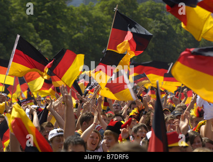 Fans avec drapeaux allemands à la consultation du public, Allemagne Banque D'Images