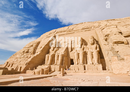 Statues géantes du pharaon dans le Temple de Ramsès II, Abou Simbel Egypte Moyen Orient Banque D'Images