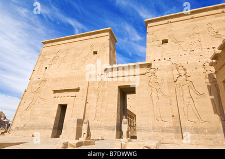 Le premier pylône du Temple d'Isis Philae Assouan Egypte Moyen Orient Banque D'Images