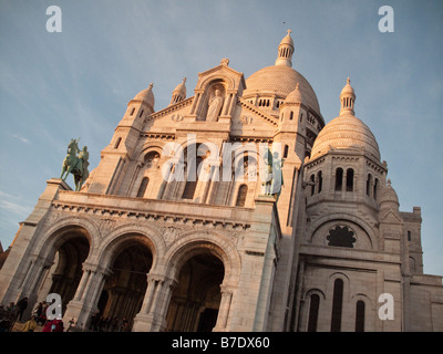 Basilique du Sacré-Cœur situé à Paris, France lors du sommet de la butte Montmartre, le point le plus élevé de la ville. Banque D'Images