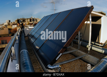Paris France, toit extérieur vue de dessus énergie renouvelable, immeuble d'appartements, énergie alternative, panneaux solaires, concept global d'économie verte Invest Banque D'Images