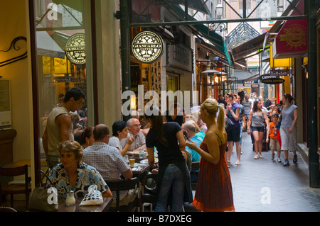 Melbourne s occupé laneway cafés et bars café Banque D'Images