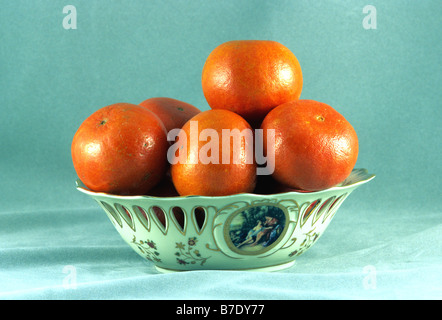 Mandarines dans un vase rouge orange rose alimentaire vie table de composition encore fruits arrangement Banque D'Images