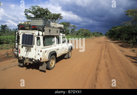 Landrover sur un chemin de terre rouge, Tanzanie afrique Banque D'Images