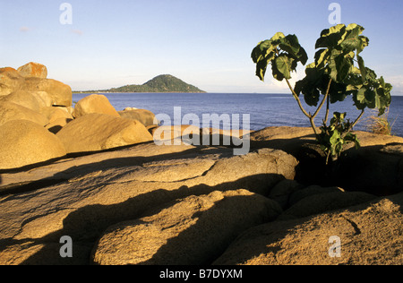 Paysage rocheux au lac Malawi, Malawi Banque D'Images