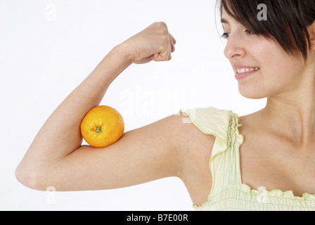 Femme avec des oranges, de l'alimentation avec des vitamines Banque D'Images