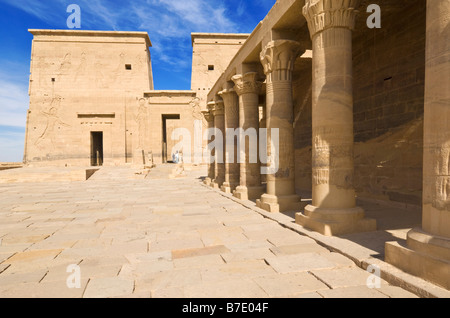 Le premier pylône du Temple d'Isis Philae Assouan Egypte Moyen Orient Banque D'Images