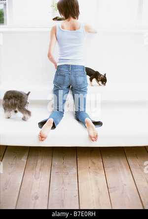 Femme détendue sur canapé Banque D'Images