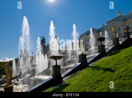 Cascade de fontaines de jardin inférieur de Peterhof Palace (St. Petersburg, Russie) Banque D'Images