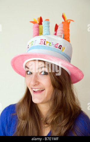 L'adolescence attrayant caucasian girl wearing a 'Happy Birthday' hat Banque D'Images