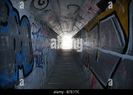 Tunnel pour piétons avec daubt les murs, l'Allemagne, en Rhénanie du Nord-Westphalie, Ruhr, Wetter/Ruhr Banque D'Images