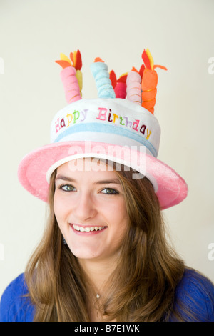 L'adolescence attrayant caucasian girl wearing a 'Happy Birthday' hat Banque D'Images