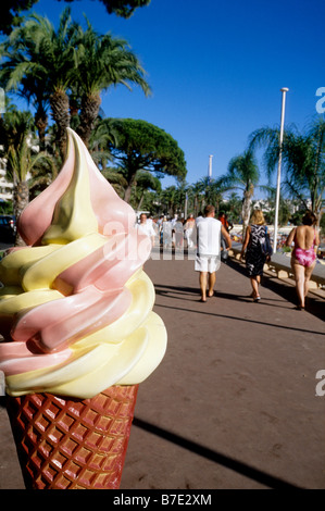 Faux la crème glacée à l'avant plage à Cannes Banque D'Images