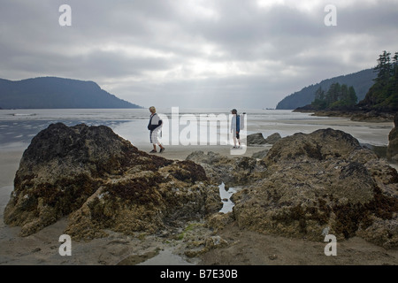 Colombie-britannique - Les Randonneurs explorer la baie San Josef sur la pointe nord de l'île de Vancouver en parc provincial de Cape Scott. Banque D'Images