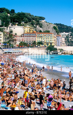 Plage bondée à l'heure d'été à Nice Banque D'Images