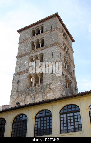 Vue sur le clocher, l'abbaye de Farfa. Sabine. Le nord du Latium. Italie Banque D'Images