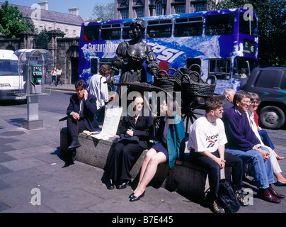 Statue de Molly Malone Grafton St gens inférieur Publicité Bus signe Pepsi dit Fortunes par cartes de Tarot Dublin IRELAND Banque D'Images