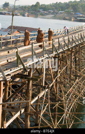 La marche des moines sur pont en teck en bois près de la frontière birmane à Sangkhlaburi Thailande Banque D'Images