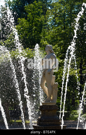 Fontaine d'Adam dans le jardin inférieur de Peterhof palace (Russie) Banque D'Images