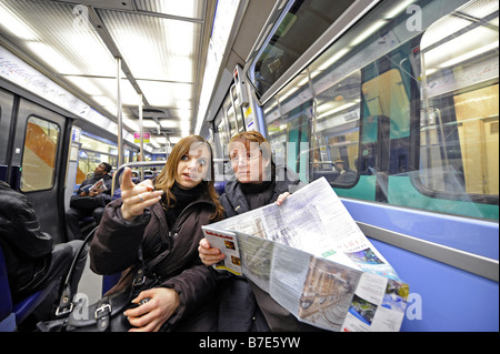 Les touristes dans le métro, Paris, France Banque D'Images