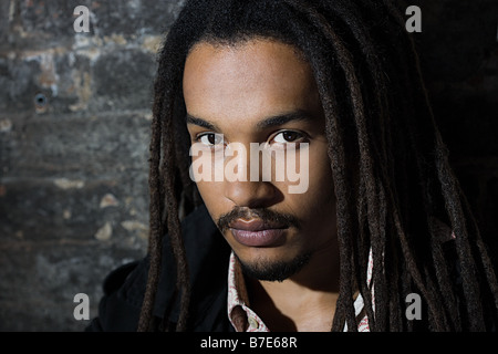 Portrait d'un jeune homme avec des dreadlocks Banque D'Images