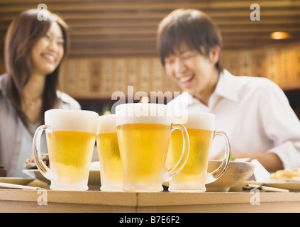 Couple de boire une bière dans un pub Banque D'Images