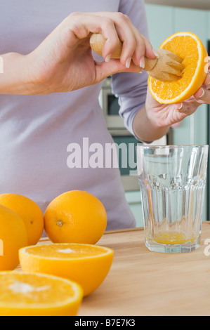 Femme faisant le jus d'orange Banque D'Images