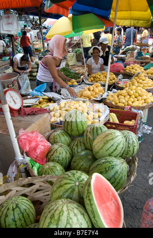 Les vendeurs de fruits, Marché du carbone, le centre-ville de Cebu City, Cebu, Visayas, Philippines Banque D'Images