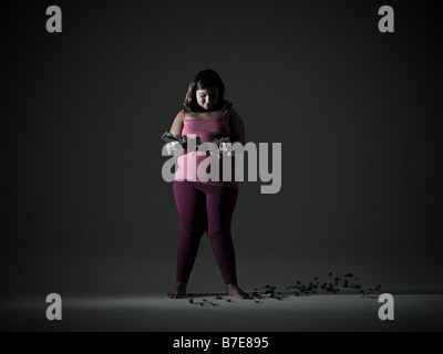 Fille avec des papiers de bonbons Banque D'Images