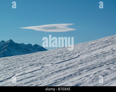 Foehn Altokumulus nuage lenticularis swiss alpes Suisse Banque D'Images
