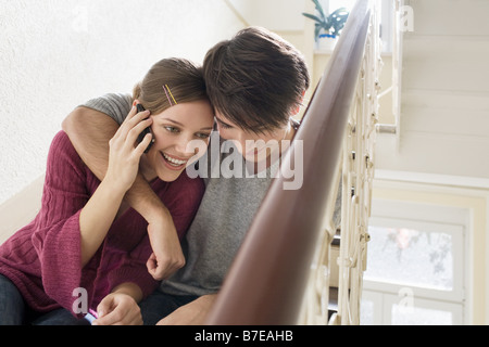 Jeune couple assis sur les marches Banque D'Images