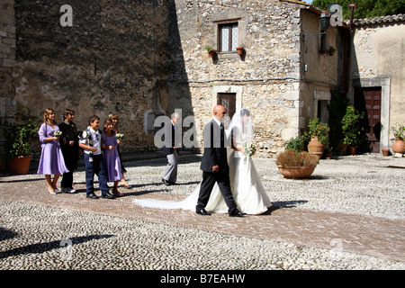 Cortège de mariage dans la cour de la cathédrale l'abbaye de Farfa. Fara in Sabina. Le Latium. Italie Banque D'Images