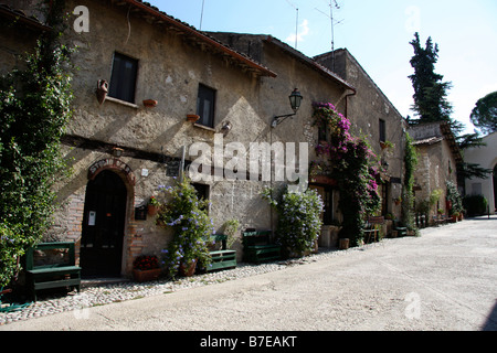 Scène de rue, l'abbaye de Farfa. SABINE. Le Latium. Italie Banque D'Images