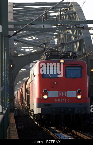 Les chemins de fer allemands (Deutsche Bahn) train de fret traversant le Rhin, Cologne, Rhénanie du Nord-Westphalie, Allemagne. Banque D'Images