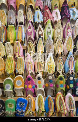 Marrakech Maroc Afrique du Nord marocain traditionnels colorés chaussons en exposition dans un magasin Banque D'Images