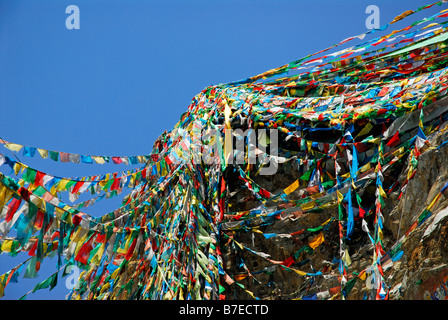 Les drapeaux de prières en streaming à partir d'Chagpo Ri Iron Mountain, Lhassa, Tibet, Chine Banque D'Images