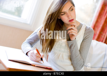 Girl écrit dans journal Banque D'Images