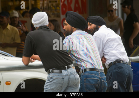 Trois immigrants sikhs Indiens discutent dans la rue à Melbourne, Australie Banque D'Images