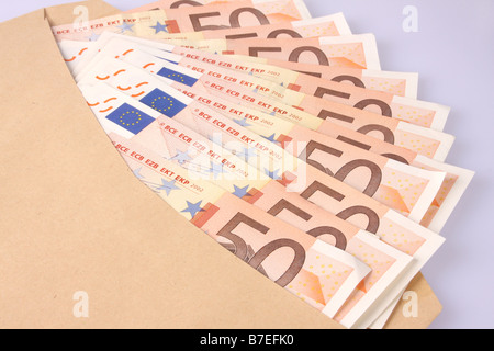 Cinquante billets en euro dans une enveloppe. Banque D'Images