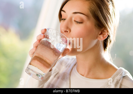 Girl drinking glass of water Banque D'Images