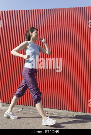 Femme marche Banque D'Images