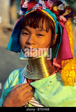 Portrait d'un long col Padaung birman (Karen, Karenni) Kayan ou femme, dans un camp de réfugiés en Thaïlande, Mae Hong Son, Thaïlande Banque D'Images