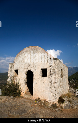 Les vestiges d'une vieille petite chapelle en ruine sur une colline dans la région de Kayakoy, Turquie. Banque D'Images