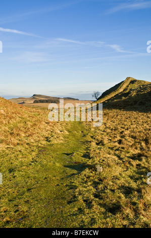 Dh Hotbank Crags mur Hadrian Randonneur NORTHUMBRIA mur romain marche sentier Parc National de Northumberland Royaume-Uni winter Banque D'Images